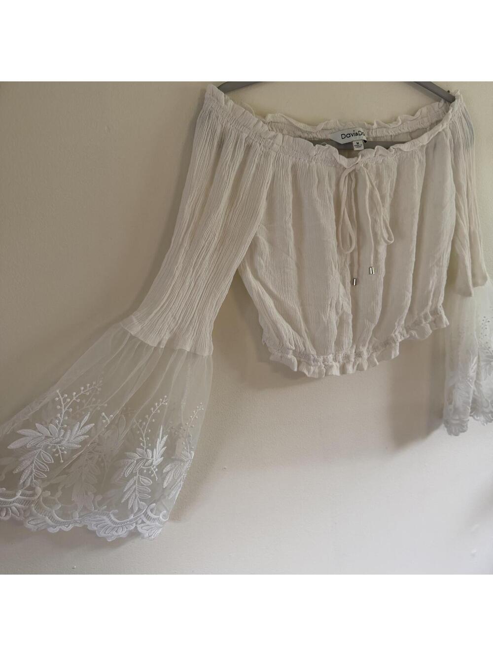 Davi & Dani White Crop Blouse With Lace Bell Sleeves